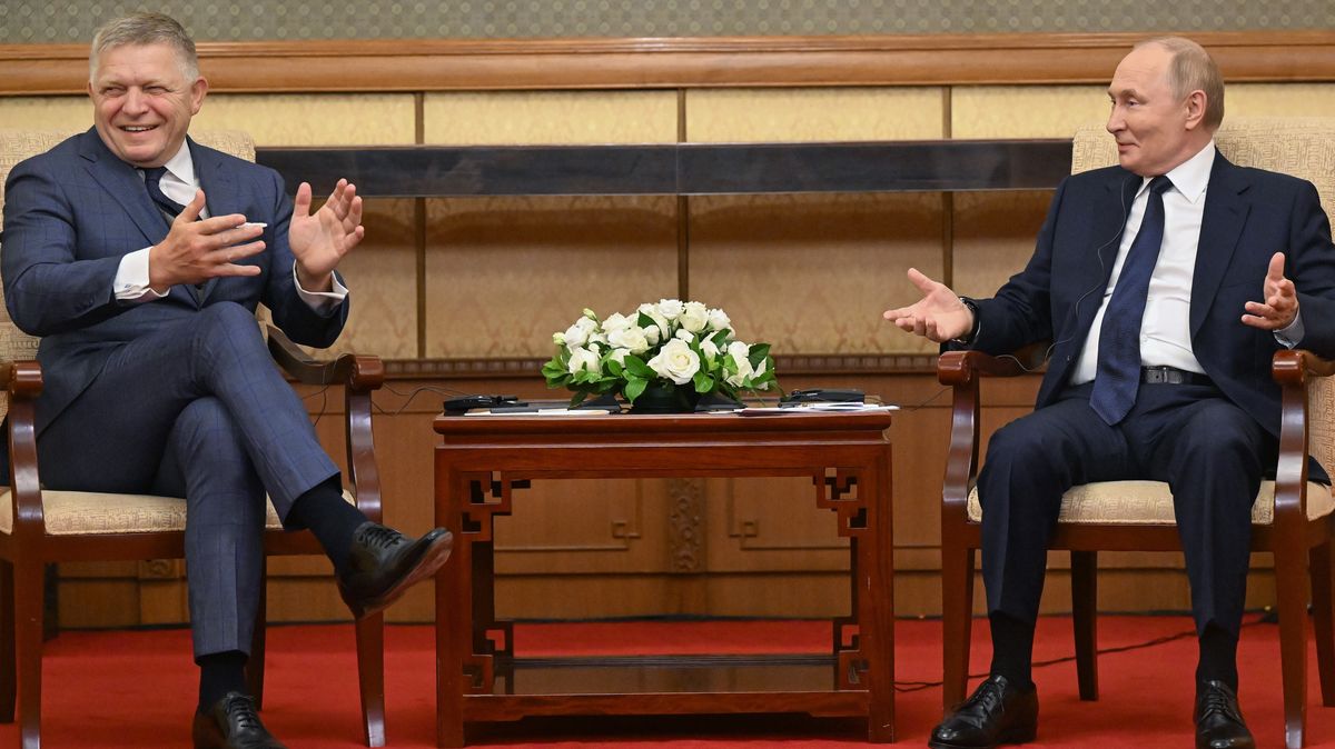 Fico se poprvé sejde se Zelenským. Poznámky na jednání si psal u Putina